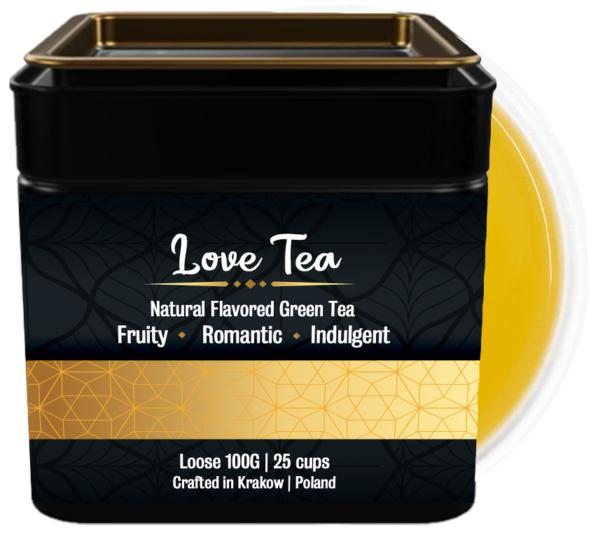Love Tea marki Leo Tea to wyrafinowana kompozycja stworzona z myślą o wyjątkowych chwilach i szczególnych osobach. Ta wyjątkowa mieszanka łączy wysokogatunkową zieloną herbatę liściastą z naturalnymi aromatami czerwonych owoców, delikatnym kakao oraz liofilizowanymi truskawkami i wiśniami, wzbogacona o dekoracyjne płatki róży. Każdy element tej kompozycji został starannie dobrany, by stworzyć harmonijny bukiet smakowy – słodycz owoców przeplata się z aksamitną głębią kakao, a kwiatowe akcenty róży dodają nuty elegancji.

Metalowa puszka nie tylko doskonale chroni delikatne składniki herbaty, zachowując ich aromat i świeżość, ale także stanowi elegancki element wystroju. Jej minimalistyczny design z subtelnymi akcentami sprawia, że to opakowanie może stać się pamiątką długo po wypiciu ostatniego liścia.

Love Tea to idealny wybór na szczególne okazje. Jako prezent walentynkowy wyraża uczucia w wyrafinowany sposób. Jako podarunek ślubny staje się symbolem dobrego smaku i troski. Jako upominek dla bliskiej osoby pokazuje, jak wiele dla nas znaczy. To także doskonały sposób na wyrażenie sympatii czy wdzięczności.

Ta herbata tworzy wyjątkowe chwile – może stać się częścią porannego rytuału, rozgrzewającym napojem na wieczorne rozmowy czy eleganckim akcentem przyjęcia. Jej unikalny charakter sprawia, że każda filiżanka to doświadczenie łączące zmysły smaku i węchu.

Love Tea Leo Tea to więcej niż zwykła herbata – to wyraz emocji, gest troski i sposób na uczczenie ważnych relacji. Dla tych, którzy w codziennych rytuałach szukają czegoś wyjątkowego i którzy chcą podarować bliskim coś więcej niż standardowy upominek. To połączenie doskonałego smaku, pięknego opakowania i symbolicznego znaczenia – prawdziwa herbata miłości w najpiękniejszym wydaniu.